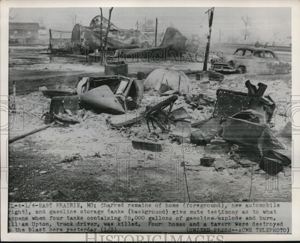 1952 Press Photo Gasoline Storage tanks exploded in Prairie Missouri - Historic Images