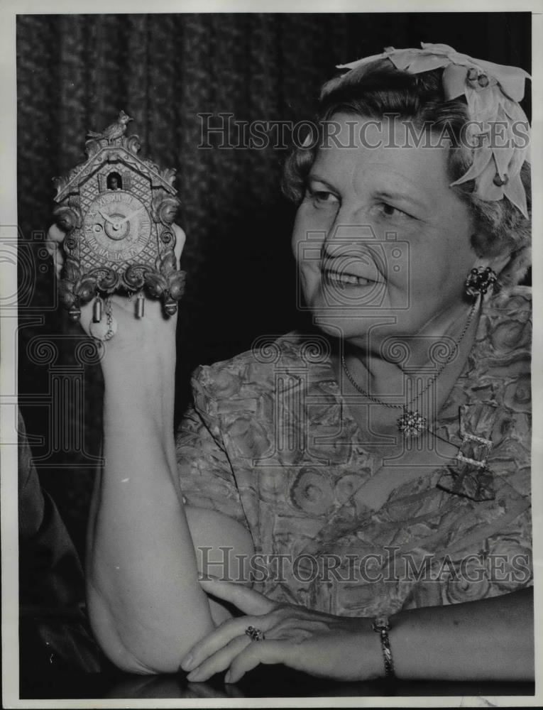 1961 Press Photo of Mrs. Helene Gore holding a clock her father carried through - Historic Images