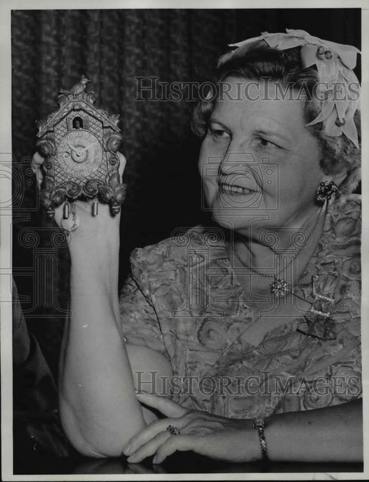1961 Press Photo of Mrs. Helene Gore holding a clock her father carried through - Historic Images