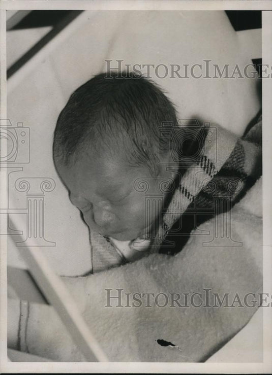 1937 Press Photo Newborn Baby Weighing 46 Ounces of Evelyn Pettingill, Baltimore - Historic Images