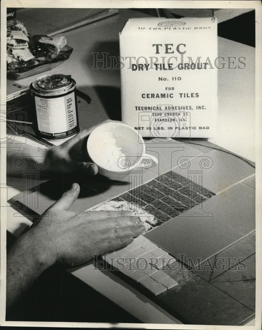 1959 Press Photo A tile mosaic damped with a special cement called "grout" - Historic Images