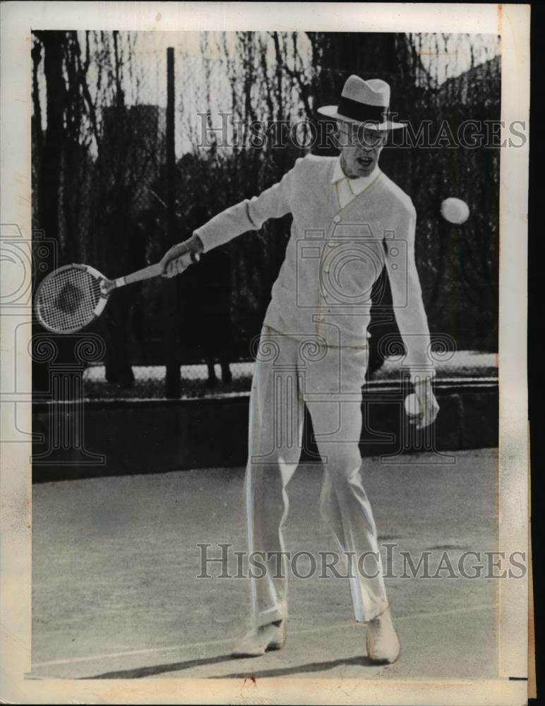 1942 Press Photo King Gustav of Sweden at tennis in Stockholm - Historic Images