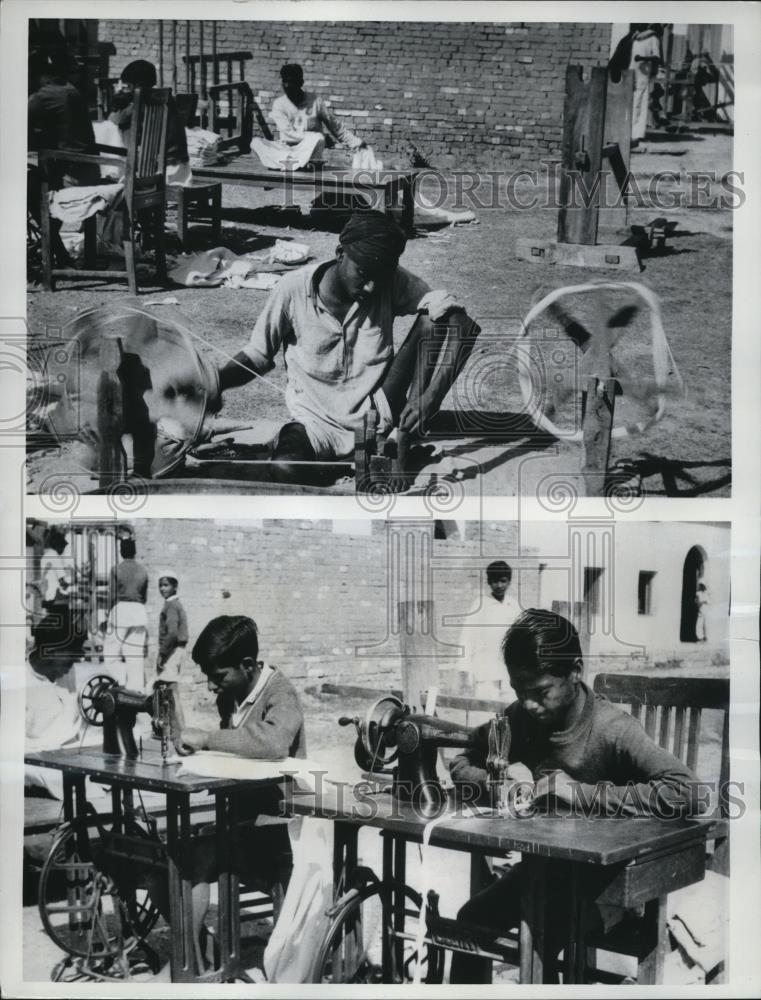 1963 Press Photo New Delhi India Once Beggars Are Now Learning Trade - Historic Images