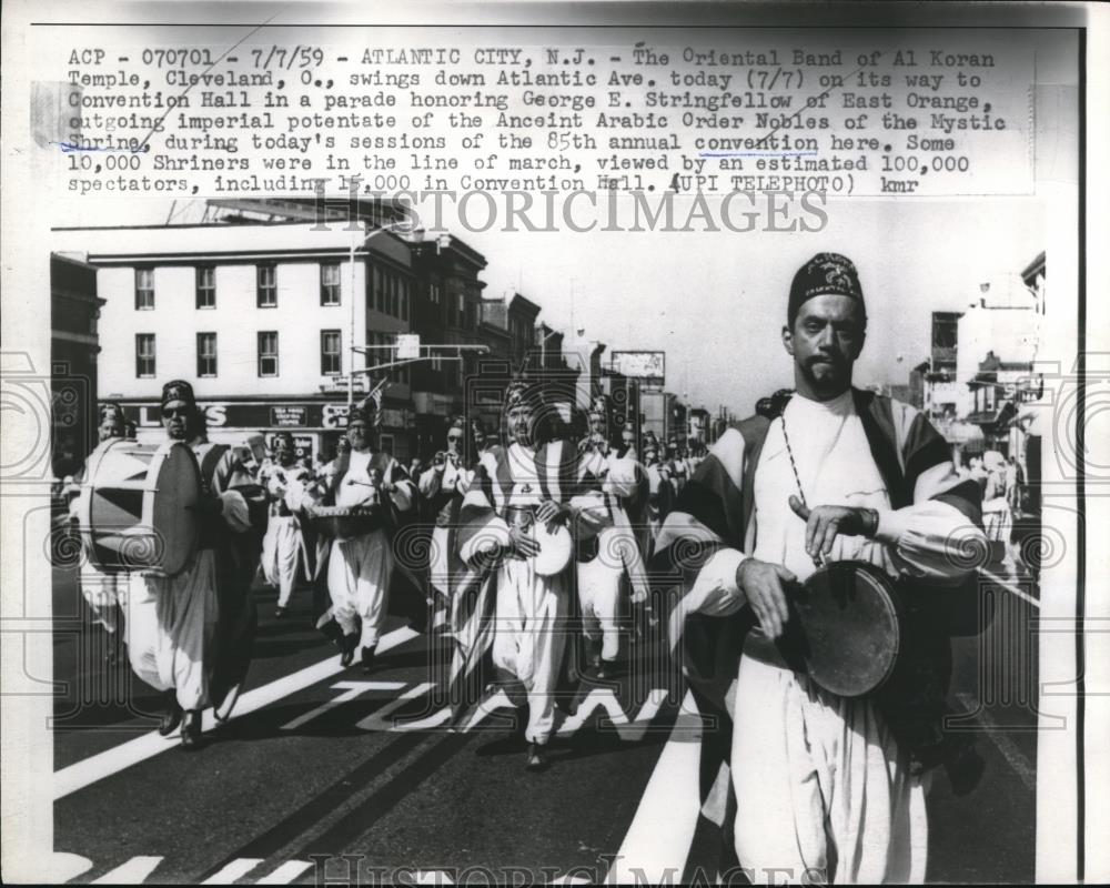 1959 Press Photo The Oriental Band of Al Koran Temple seen on a parade - Historic Images