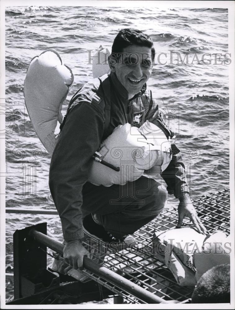 1964 Press Photo A member of 910th Twop Carrier group on whiteball - Historic Images