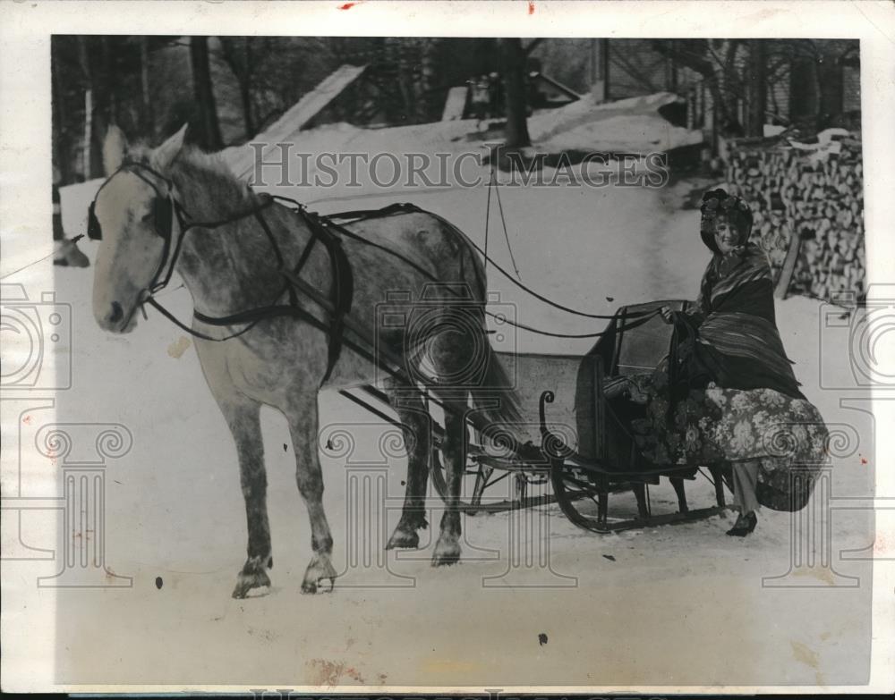 1927 Press Photo Eleanor Rice Riding 150 Year Old Sled in New Hampshire - Historic Images