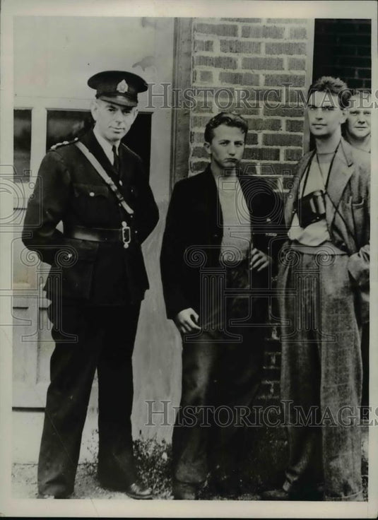 1940 Press Photo Toronto Canada reporter Norman Phillips & Rons Kempe escapee - Historic Images