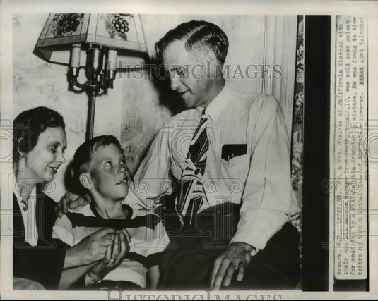 1948 Press Photo Boy Donald Stalker & Parents After Being Sold Poison Medicine - Historic Images