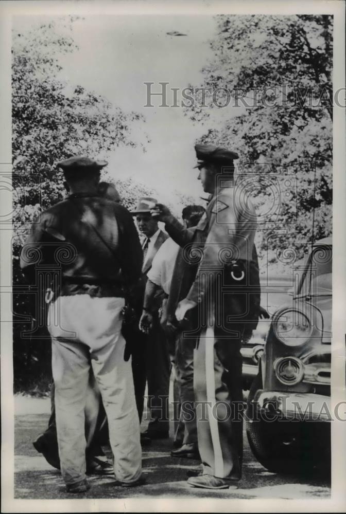 1952 Press Photo Wilmington Del milkman &amp; cops talk of supposed holdup - Historic Images