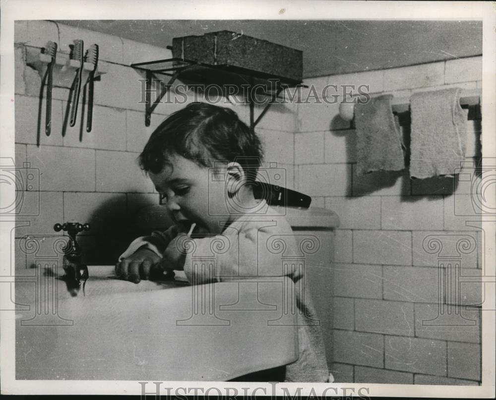 1938 Press Photo Cleaning Teeth - Historic Images