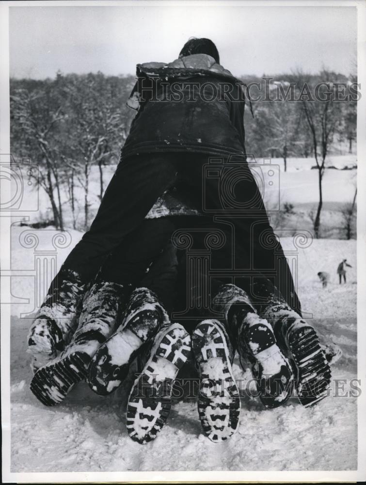 1961 Press Photo Youngsters on their sleigh riding octopus - Historic Images