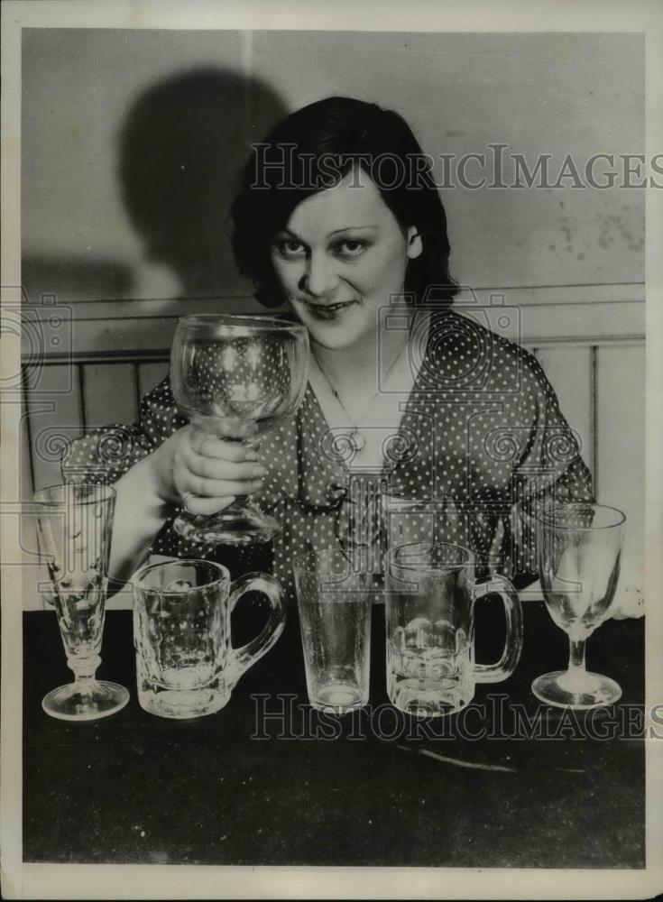 1933 Press Photo Grace Dunn of San Francisco with varied glasses for serving - Historic Images