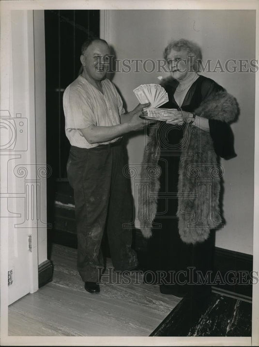 1935 Press Photo Mrs. Oliver Harriman awards the $20,000 to William Krebs - Historic Images