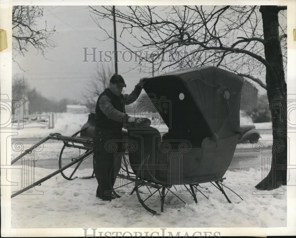 1942 Press Photo Nick Nero rents out sleighs, cab cutter, Cleveland Ohio - Historic Images