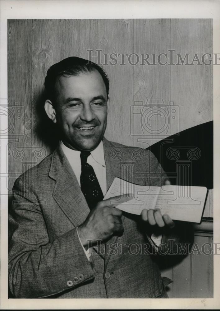 1938 Press Photo Shelley Edmundson Liquor Store Owner - Historic Images