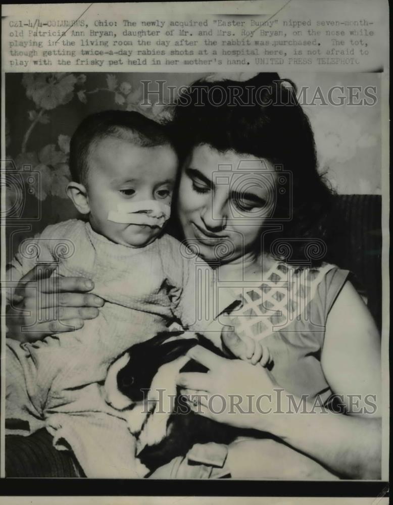 1952 Press Photo Columbus Ohio Pat Ann Bryan &amp; mom with Easter bunny that bit he - Historic Images