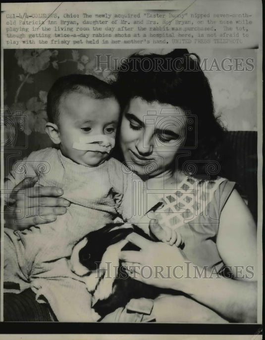 1952 Press Photo Columbus Ohio Pat Ann Bryan & mom with Easter bunny that bit he - Historic Images