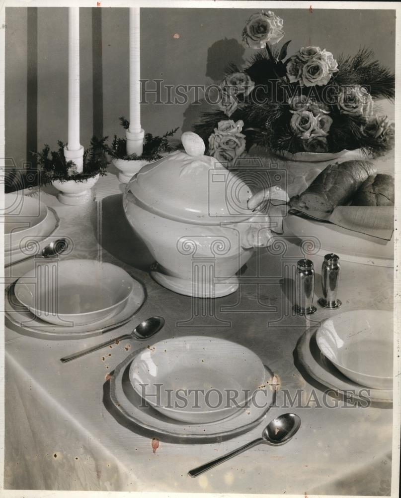 1946 Press Photo Soup Tureen Holds Meatless Meals - Historic Images