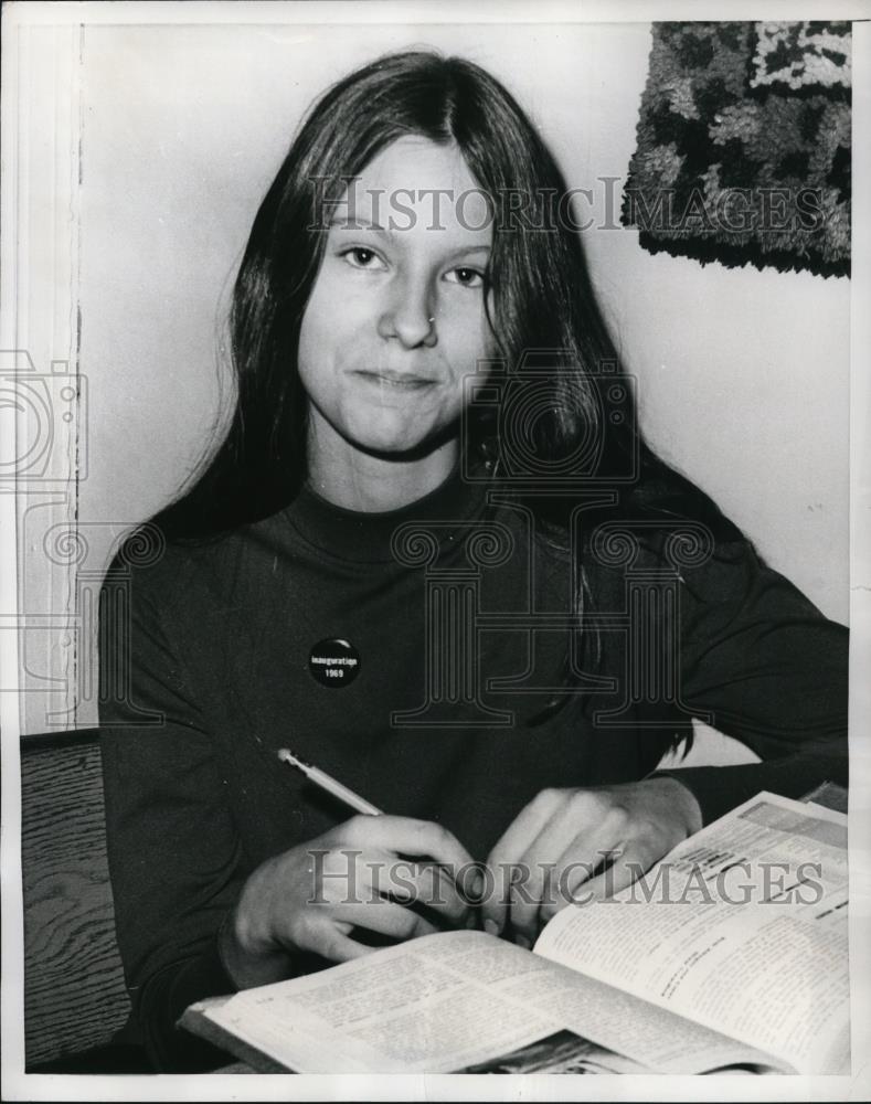 1969 Press Photo Alice DeRivers Trying to Qualify for All Male School in NYC - Historic Images