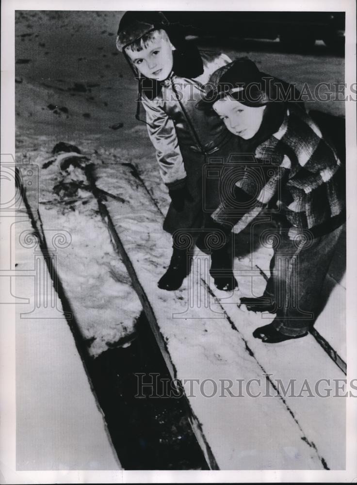 1952 Press Photo Patrick Roche rescued Bobby Henesay from Sewer Excavation - Historic Images