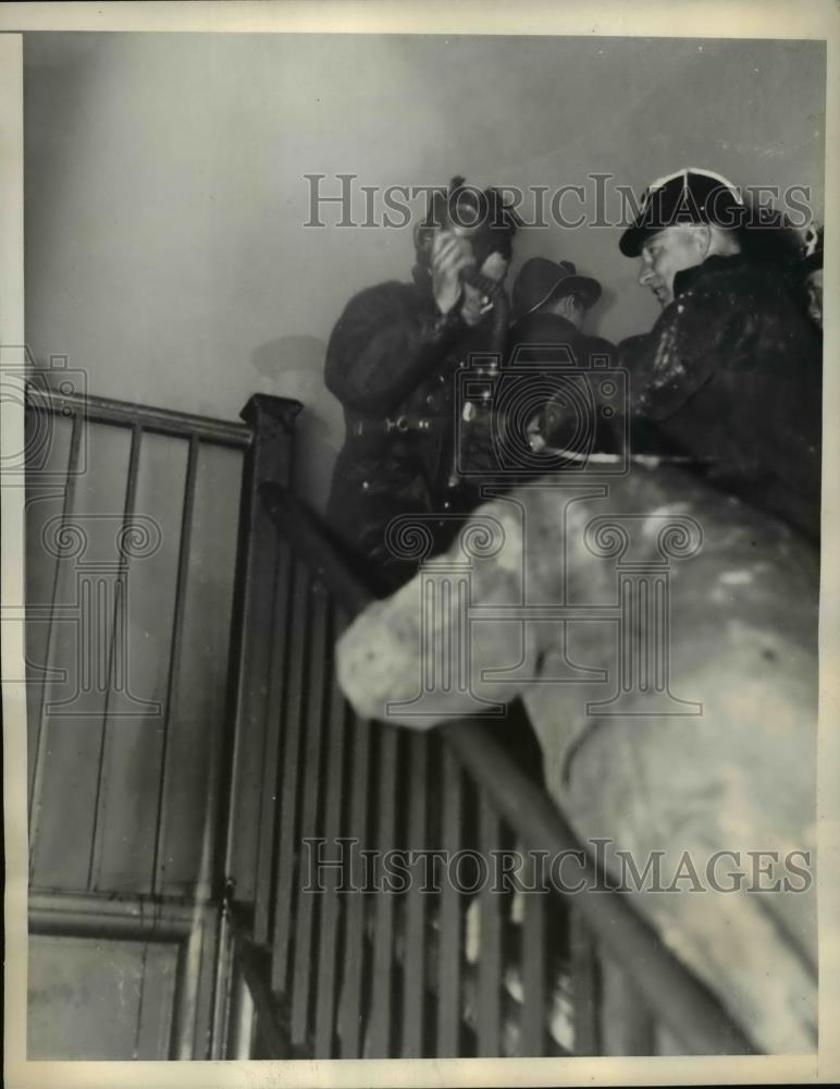 1935 Press Photo Firemen Battle Fire at Post Office Building in Washington D.C. - Historic Images