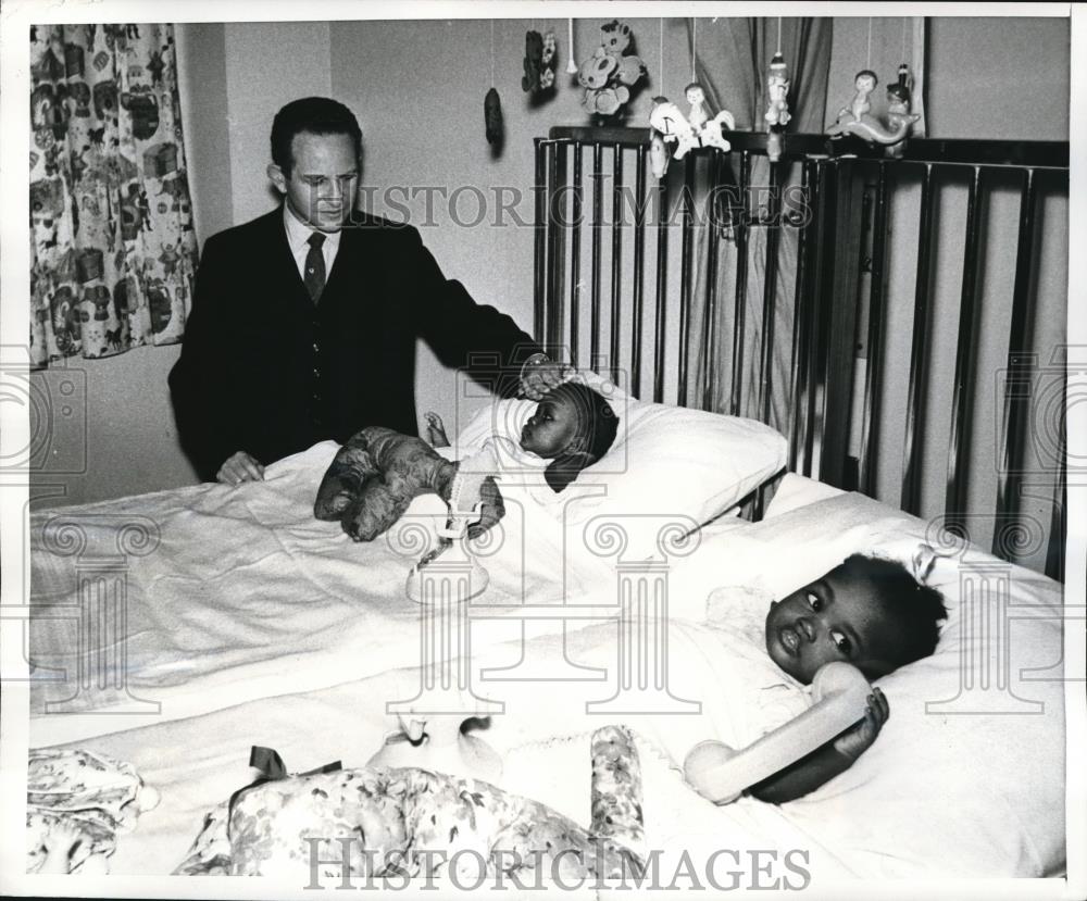 1968 Press Photo  Twins Sharisse &amp; Sherie rSeparated by Dr. Ascher L. Mestel - Historic Images