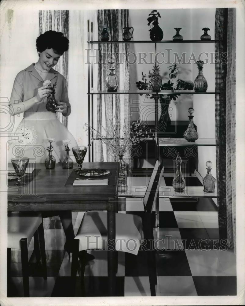 1958 Press Photo Homemaker with glassware on open shelves for decorating - Historic Images