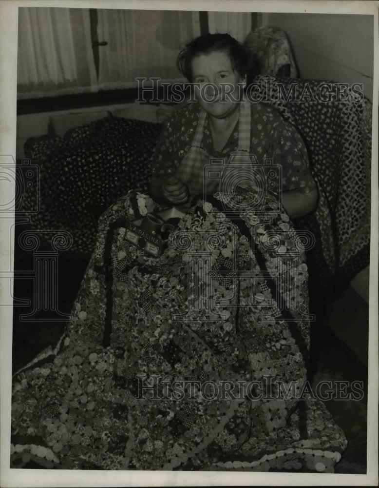 1945 Press Photo Mrs Mary Brecht at Golden Age Hobby show knitting - Historic Images