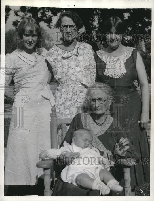 1935 Press Photo Family Gathering, Mrs. D.H. Wixom, and Grace Elaine Munsea - Historic Images