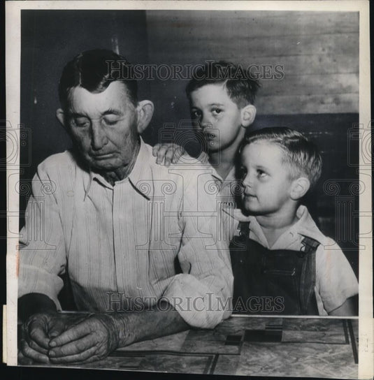 1947 Press Photo Calvin Pugh Age 72 & Grandsons Pugh Killed Their Father - Historic Images