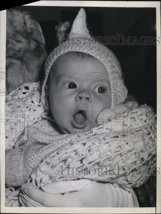 1946 Press Photo Cherylene Robinson after completing an 8,000 mile flight - Historic Images