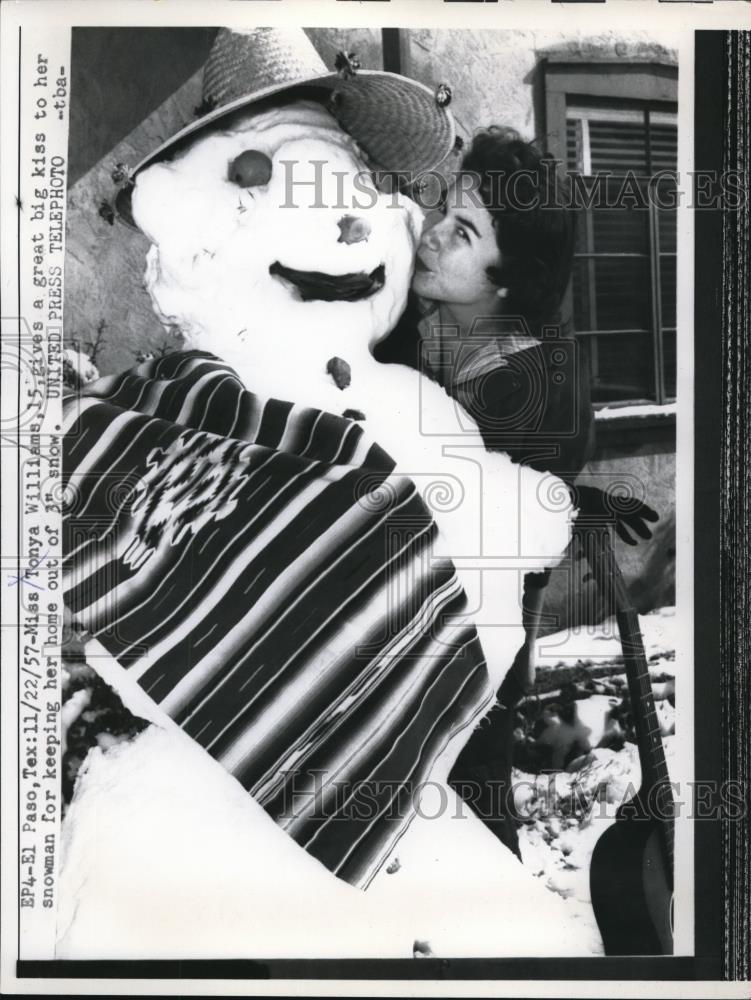 1957 Press Photo Tonya Williams,kisses her 3 feet snowman in El Paso - Historic Images