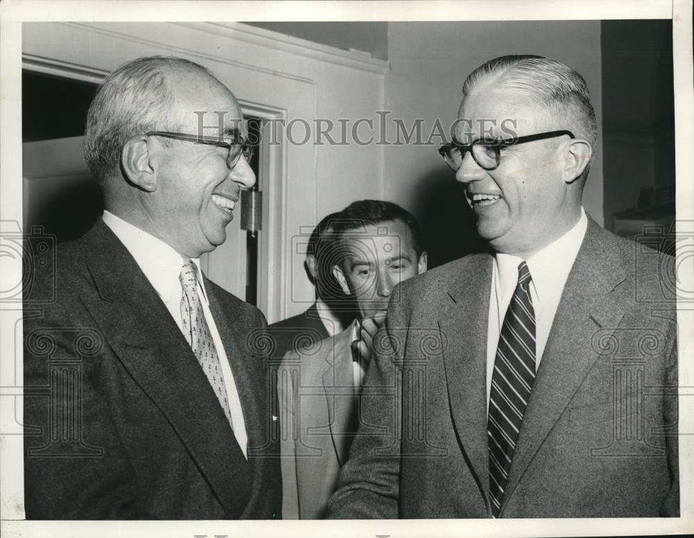 1955 Press Photo of Army Sec.Robert Stevens talks with Adm Lewis Stragas. - Historic Images