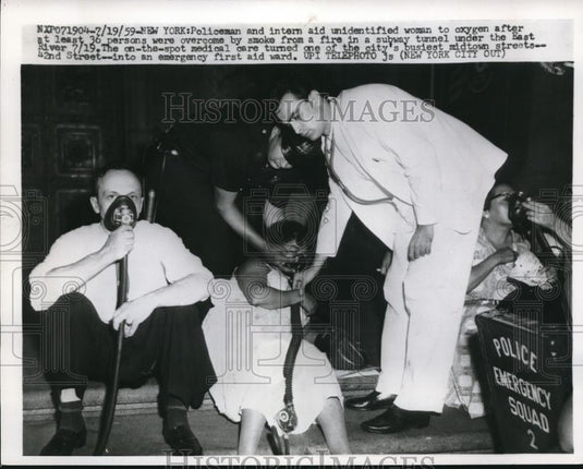 1959 Press Photo Policemen Aid Fire Victims with Oxygen Masks, New York - Historic Images