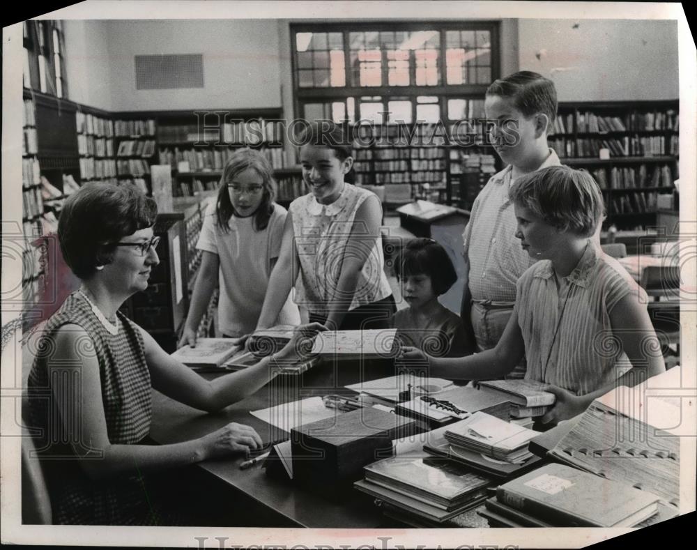 1967 Press Photo Evelyn Stokeley Cleveland Heights Library Sylvia Hare V Aladzem - Historic Images