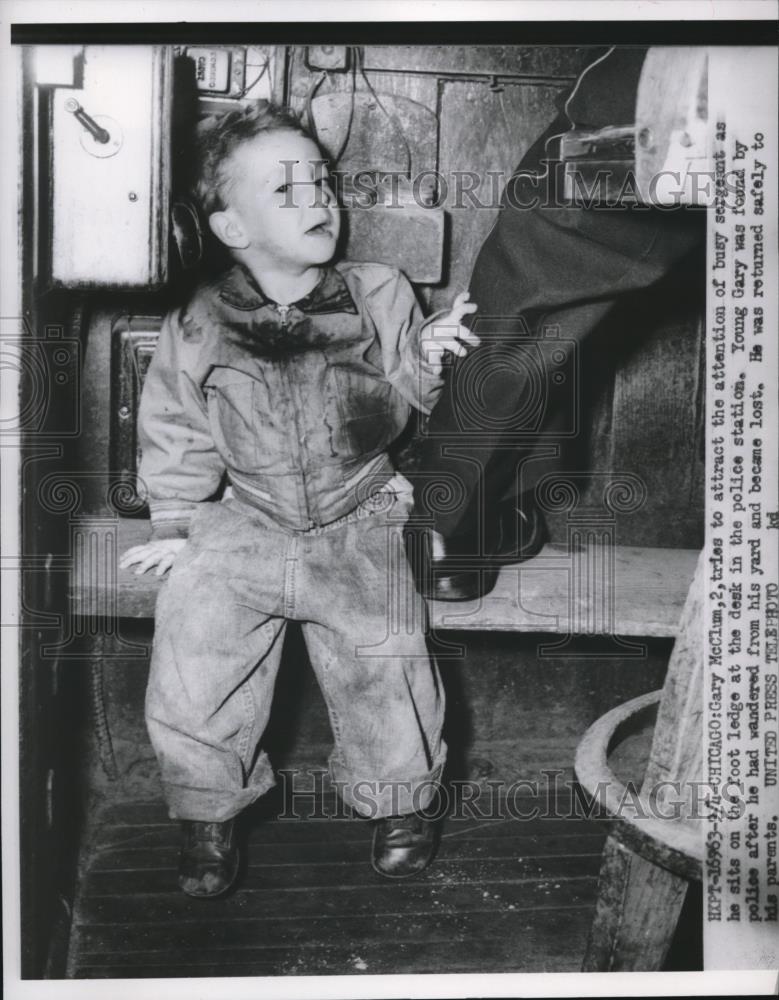 1952 Press Photo Gary McClum, 2-year-old lost and now at the police station - Historic Images