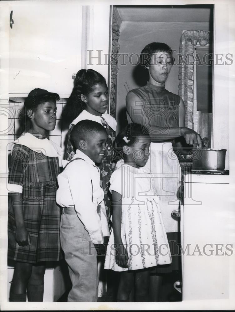 1962 Press Photo Lumpkin family, Cancer fund volunteer - Historic Images