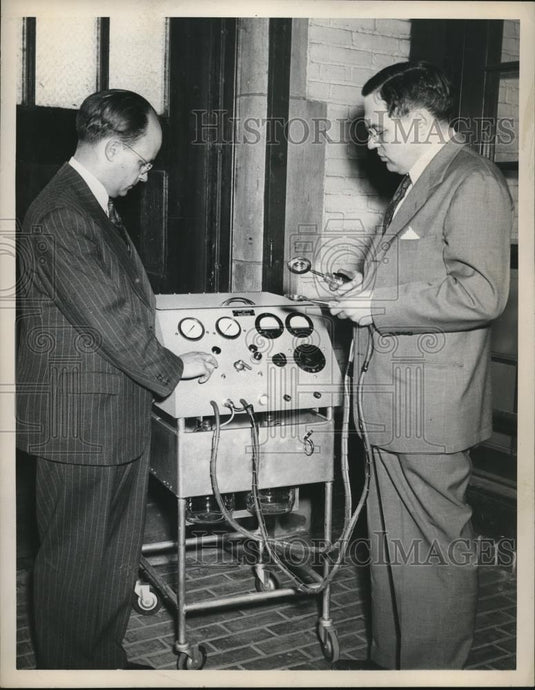 1949 Press Photo Inventors Ken Wolfe, James Rand II &  heart massage machine - Historic Images