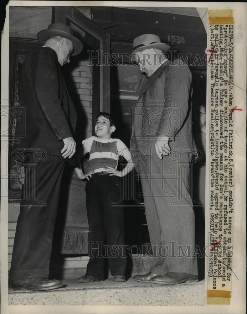 1949 Press Photo Donald Philbrick Age 8 Telling Police About Bullying - Historic Images