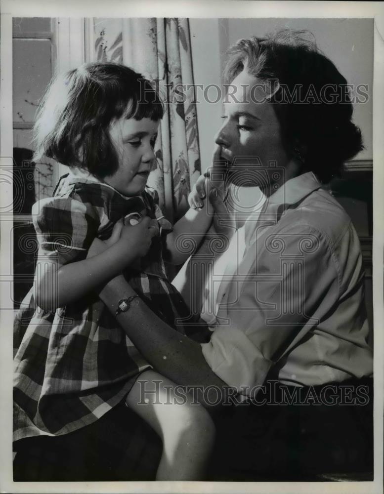 1958 Press Photo Boston Mass Beverly Graham teaches deaf blind girlto feel sound - Historic Images