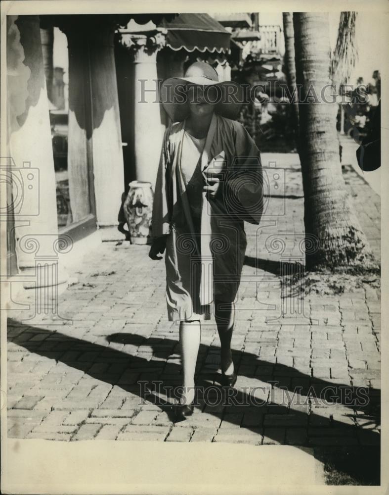 1929 Press Photo Miss Peggy Phipps,shopping in a bathing suit in Palm Beach - Historic Images