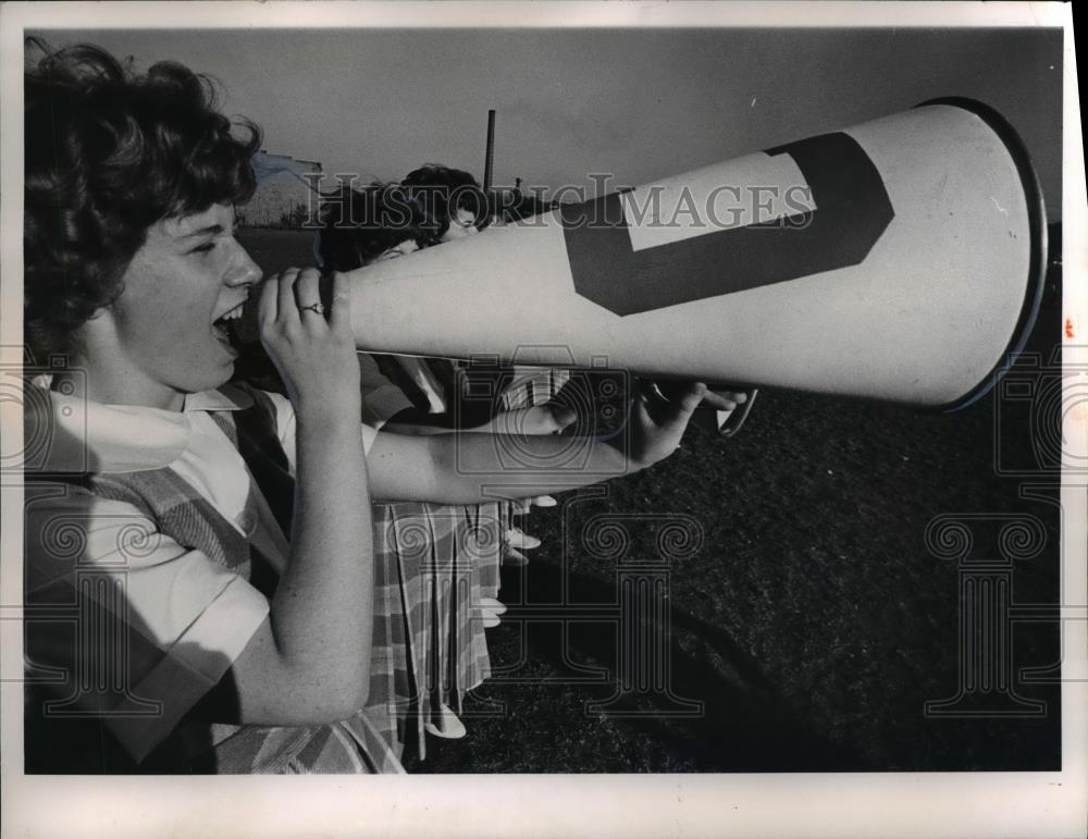 1961 Press Photo Nancy Zachmann Uses Megaphone Collinwood High Cheerleader - Historic Images