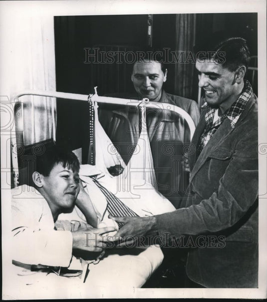 1949 Press Photo Tommy Burns Polio Victim and curt Simmons with his Mother - Historic Images