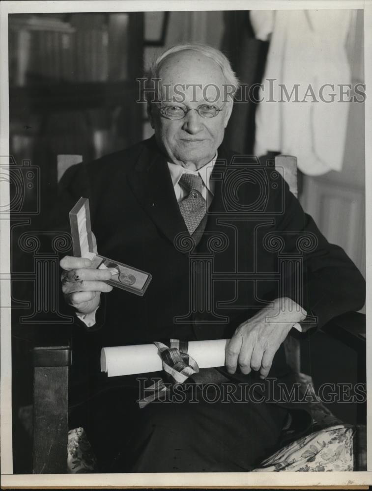 1933 Press Photo Dr Lawrence P Flick gets Dr IP Strittmatter gold medal - Historic Images