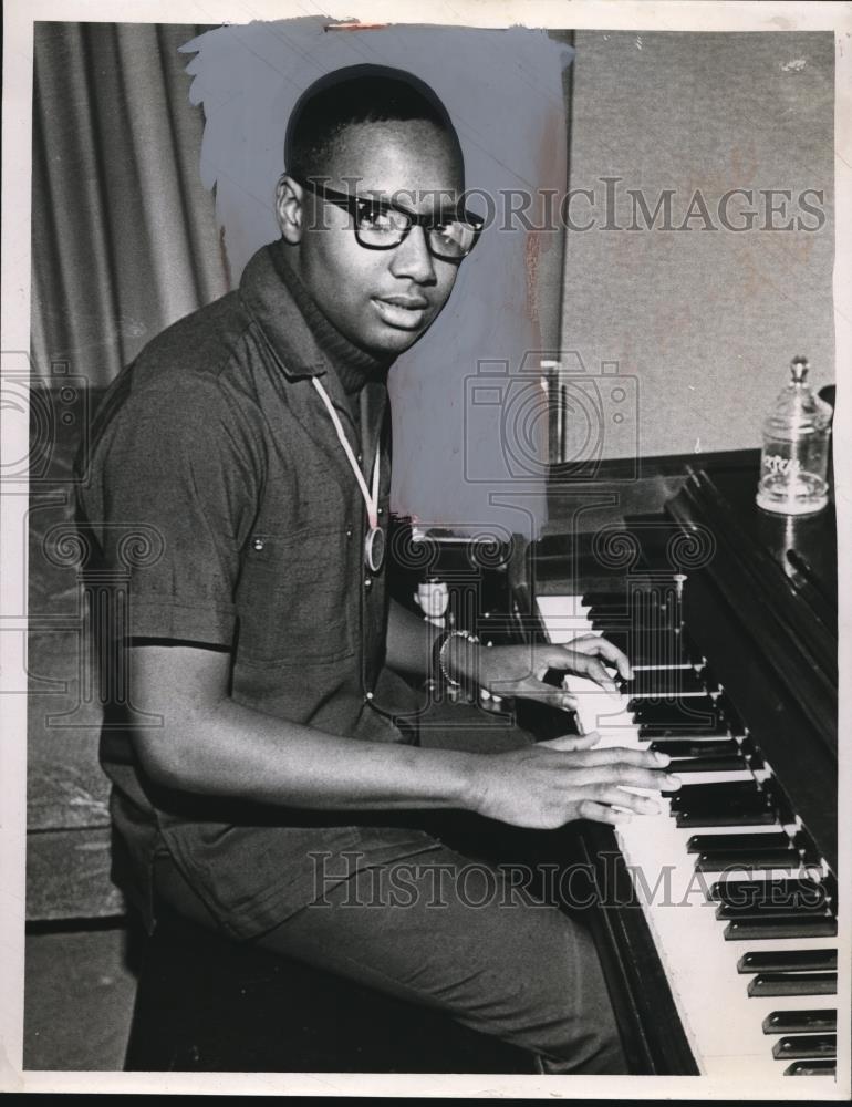 1967 Press Photo Edward Mayo Student at Glenville high School - Historic Images