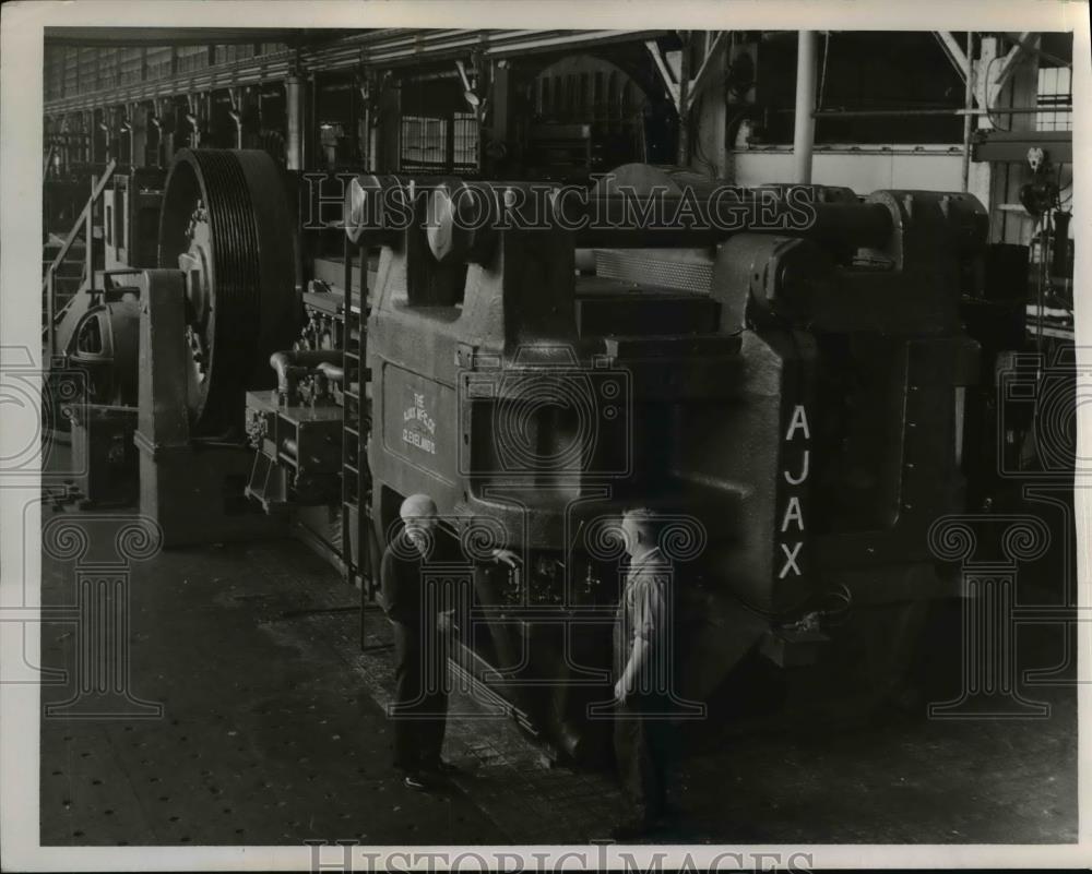 1946 Press Photo Jjox Mfg. Co J.R Blakeslee and Edwin Wilkson - Historic Images