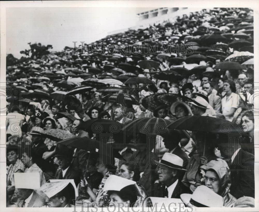 1950 Press Photo of the audience at a commencement ceremony at the University - Historic Images