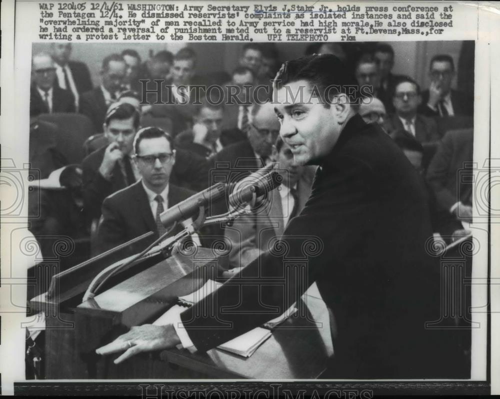 1961 Press Photo Army Secretary Elvis Stahr Jr. at the Conference in Pentagon - Historic Images