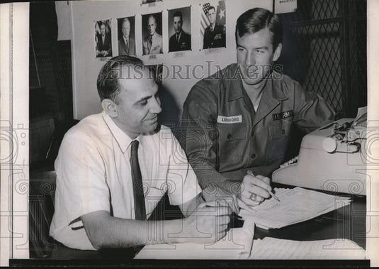 1967 Press Photo Boston Red Sox pitcher Jim Lonborg Sgt Vin VArdo at Army base - Historic Images