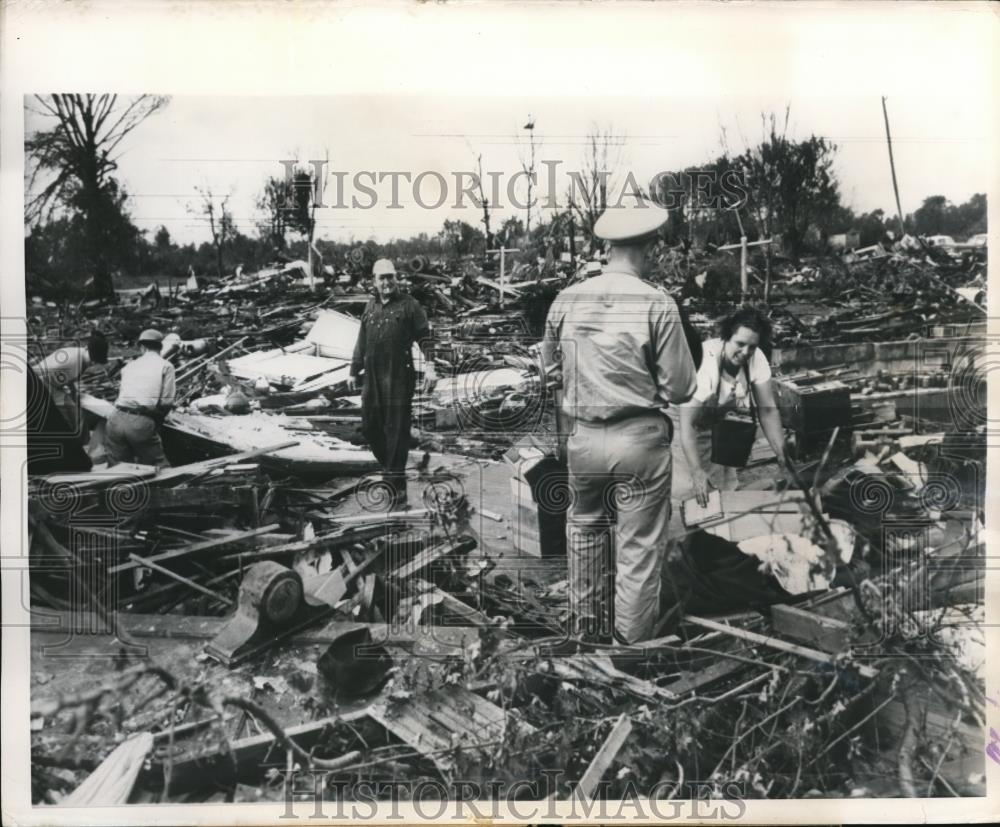 1949 Press Photo Shelburne Residents Hundreds Homeless After Tornado - Historic Images